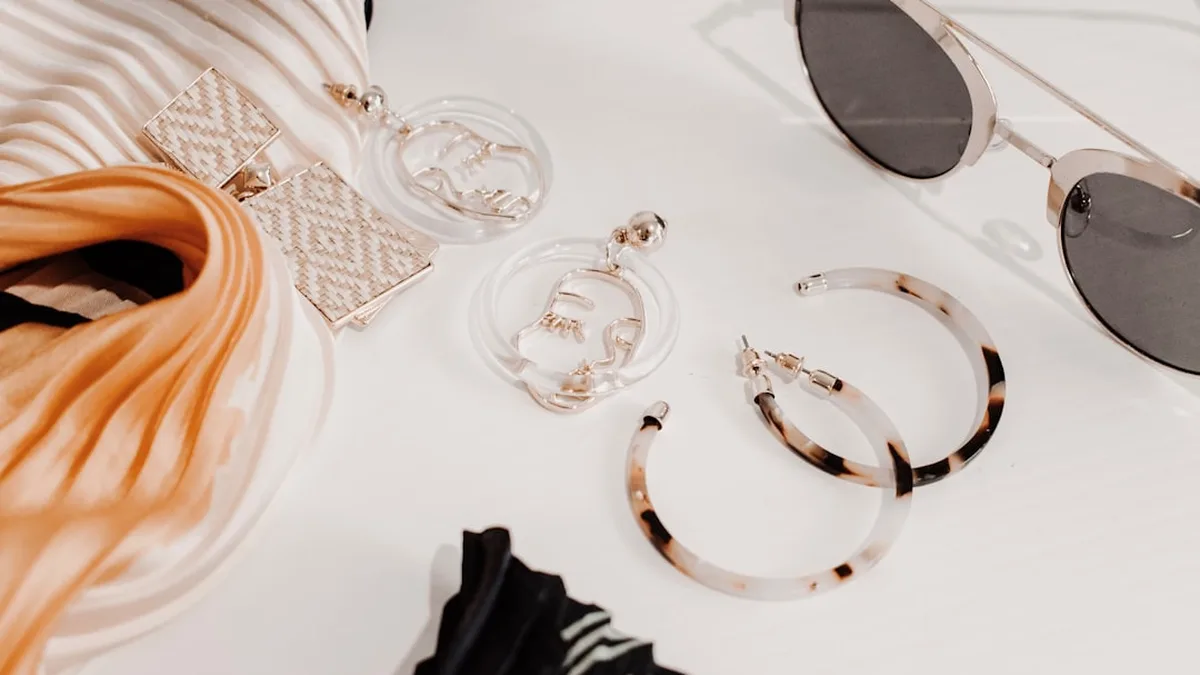 Accessoiriser une tenue : le rôle des accessoires dans une tenue
