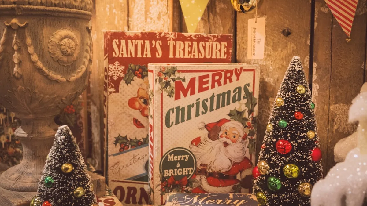 Des bricolages de Noel en papier qui tiennent sur le sapin