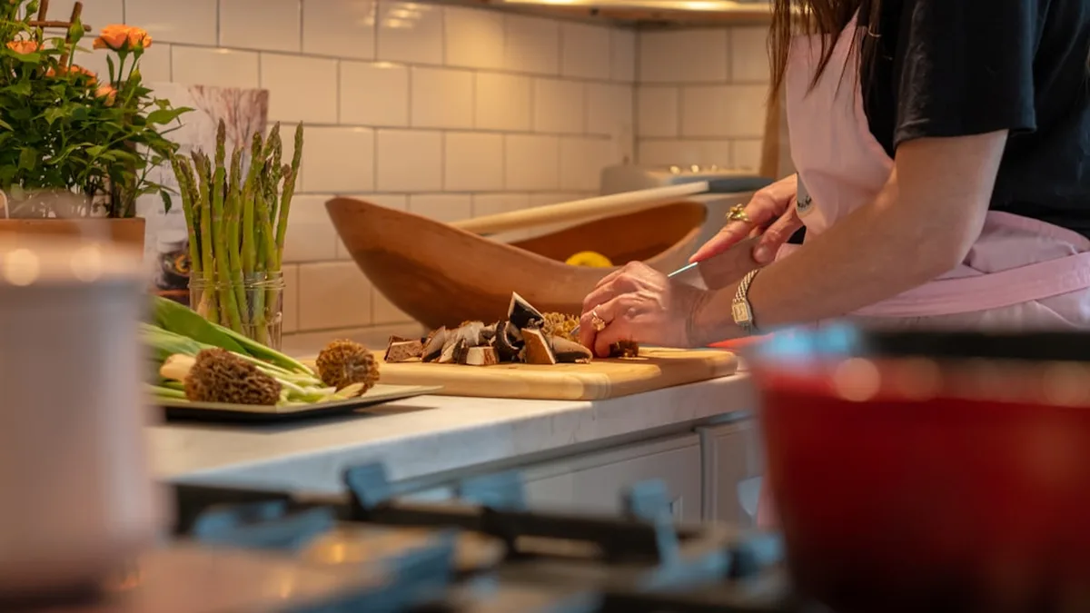 Bûche de Noël maison facile : roulée ou glacée, la méthode