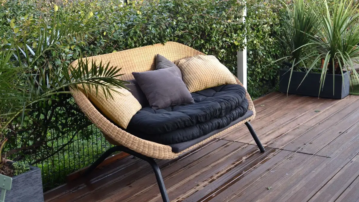 Entretenir son salon de jardin : le geste selon la matière