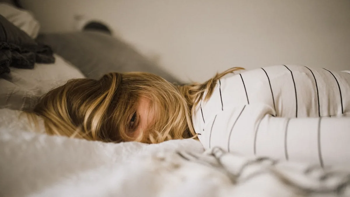 Le sommeil des adolescents : pourquoi ils se couchent tard et se lèvent mal
